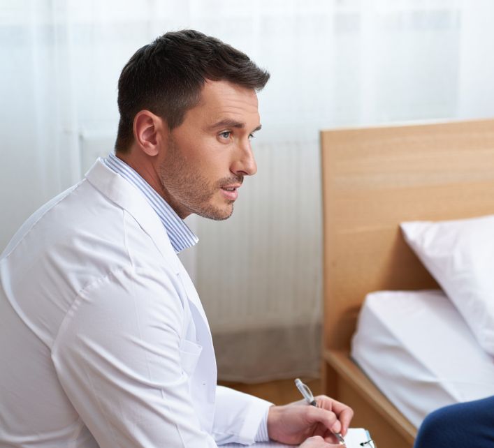 Психиатр консультирует пациента у него дома